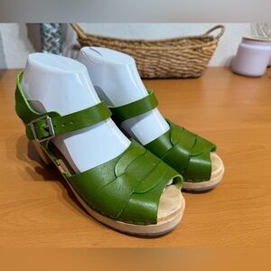 Y2k Retro Tan and Green Leather Sandals with Wide Strap Design